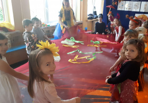 Dzieci uczestniczą w zabawie z chustą animacyjną